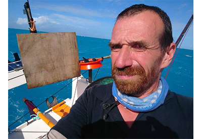 Yann Quenet touche terre après son tour du monde sur son micro voilier