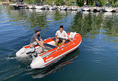 Plugboats: Testing a compact electric dinghy