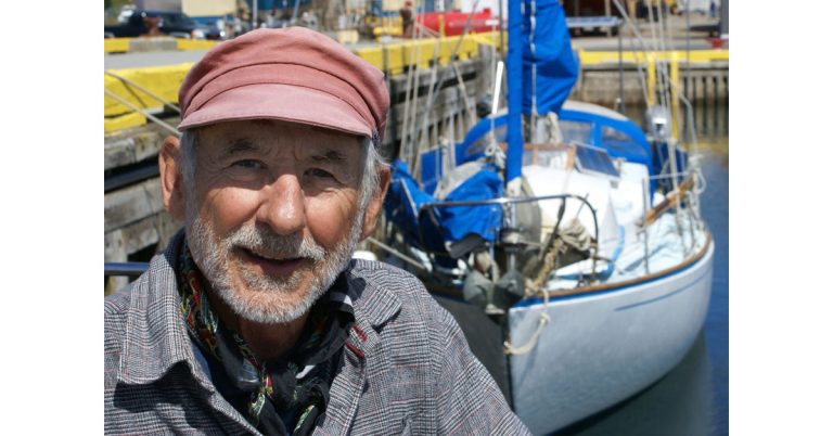 Après un tour du monde en solitaire et 50 ans de navigation, Yves Gélinas range ses voiles