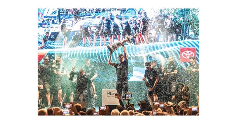 Emirates Team New Zealand remporte la célèbre coupe