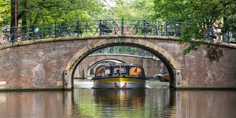 Amsterdam interdit les bateaux de plaisance à moteur thermique sur ses canaux